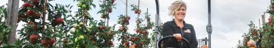 afbeelding van boerin op tractor in appelgaard
